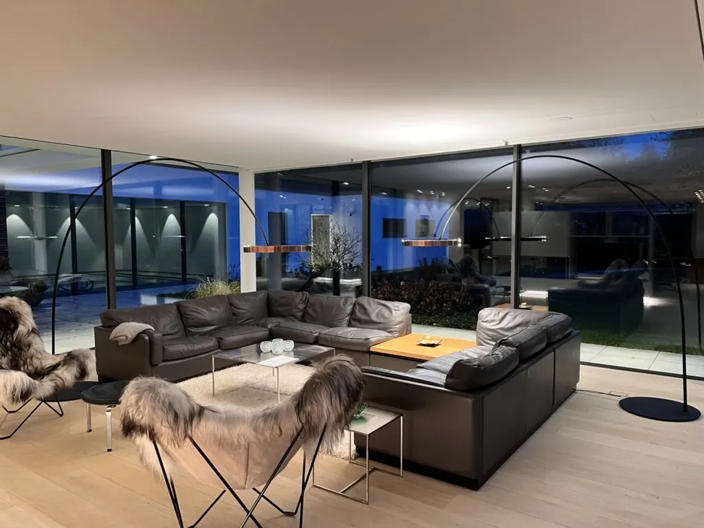 wohnzimmer mit glasfront